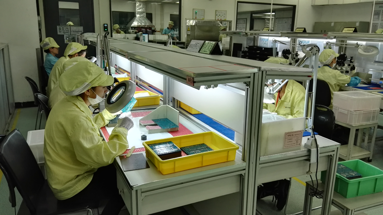 The last procedure before packing of PCB products: final visual inspection. / photo by Gina